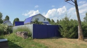 Деревня в глубинке. Сюда ведет грунтовая дорога. Жилая деревня с заброшенными домами.