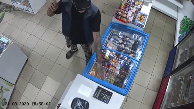 Ограбление магазина с помощью камня такого еще не было смотреть онлайн