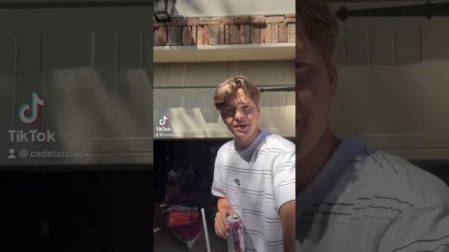 Man Runs Into Garage Door While Attempting Sparkling Water Challenge смотреть онлайн