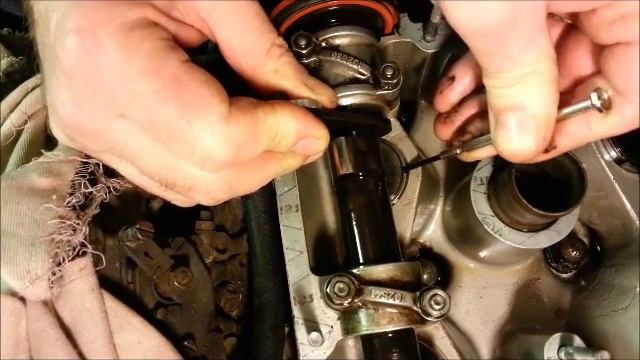 Ferrari 308 (2V) valve shim removal смотреть онлайн