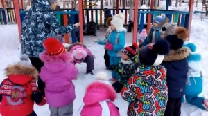 Зимняя прогулка детей средней группы детского сада