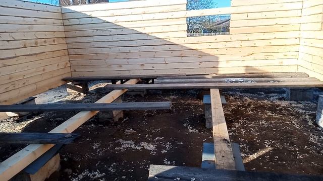 Строительство дачного домика. Поднимаю брус своими руками, в одиночку. смотреть онлайн