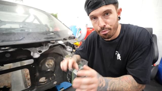 REBUILDING A WRECKED MCLAREN 720S | PT1 смотреть онлайн