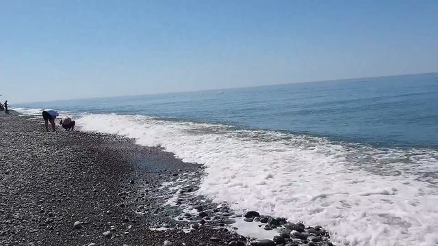 Отдых на море. АкваЛоо. Жаркий день - у моря негде пройти вдоль прибоя смотреть онлайн