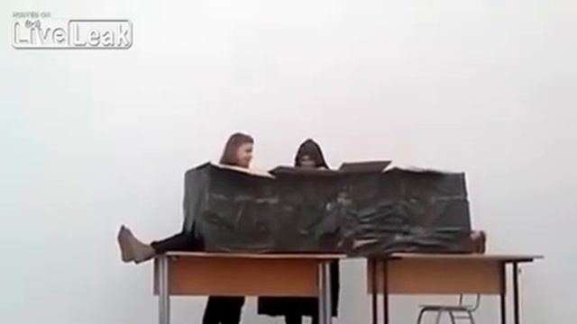 Школьник - фокусник. распиливание девушки. (РАЗОБЛАЧЕНИЕ) смотреть онлайн