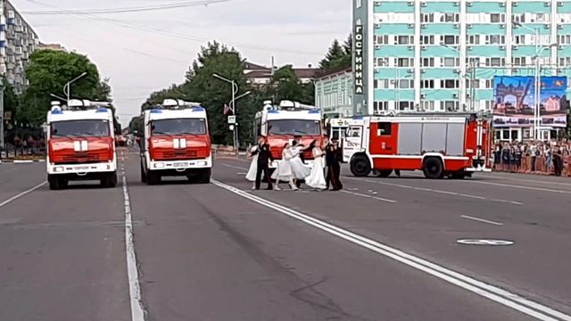 Вальс пожарных машин и цветные фонтаны смотреть онлайн