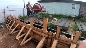 Заливаем ленточную стену и площадку бетоном .