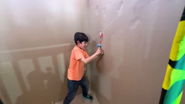 MIS HERMANITAS ENCIERRAN a BABY RICK en una CAJA DE CARTÓN INDESTRUCTIBLE !! смотреть онлайн