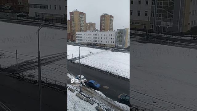 Дорожные рабочие устанавливают дорожные знаки Паркинг, Автобусная остановка и другие #Shorts смотреть онлайн