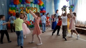 "Сиреневый вальс" исполняют дети подготовительной группы МБДОУ "Детский сад №8 "Колокольчик"