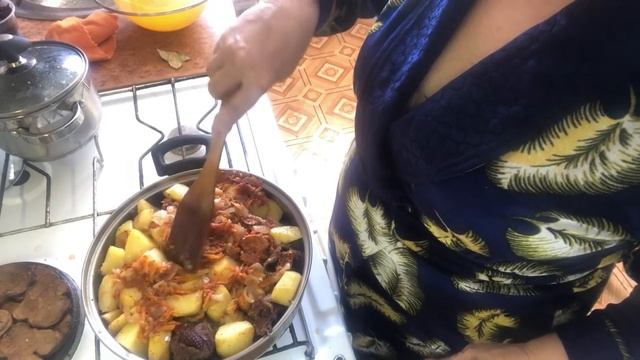 Вкусное жаркое с уткой и ,неожиданно проклюнувшиеся, семена перцев. смотреть онлайн