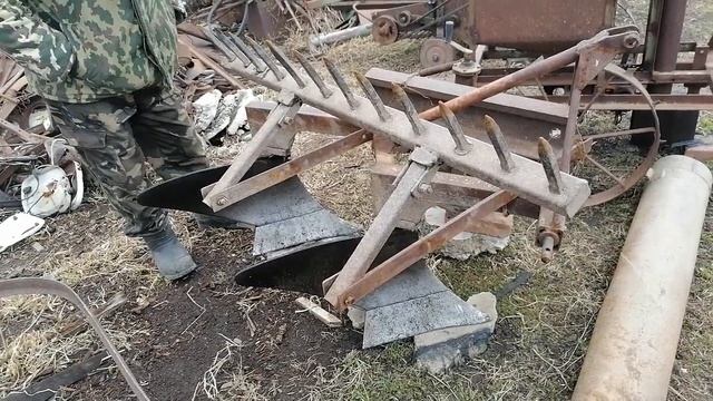 Двух корпусный плуг с гребенкой вместо бороны. смотреть онлайн