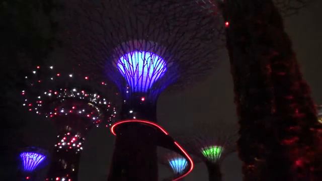 Поющие деревья Сингапура (Gardens by the Bay) смотреть онлайн