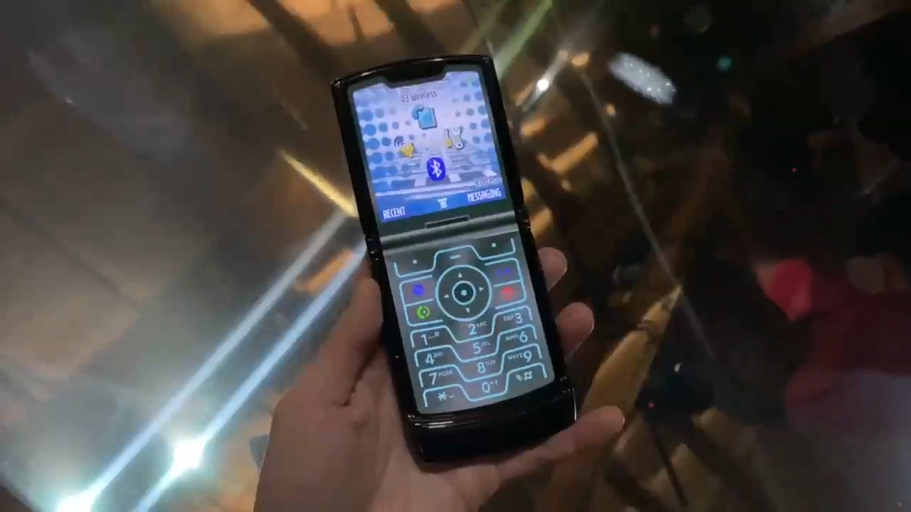 Motorola показала обновлённую версию знаменитой раскладушки Razr 2019 смотреть онлайн