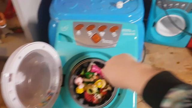 Стиральная машина. Стираем и выжимаем . Играем в стирку. смотреть онлайн