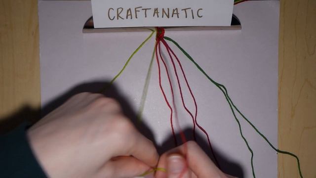 Gingham Friendship Bracelet Tutorial [CC] смотреть онлайн