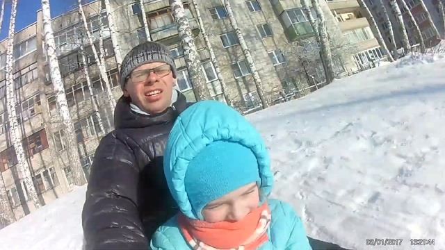 Катаемся с папой на ватрушке в мороз -28 градусов смотреть онлайн