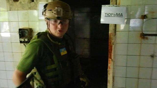 Военные показали тюрьмы, где удерживают местных. Также рассказали причины своего приезда в Сомали смотреть онлайн