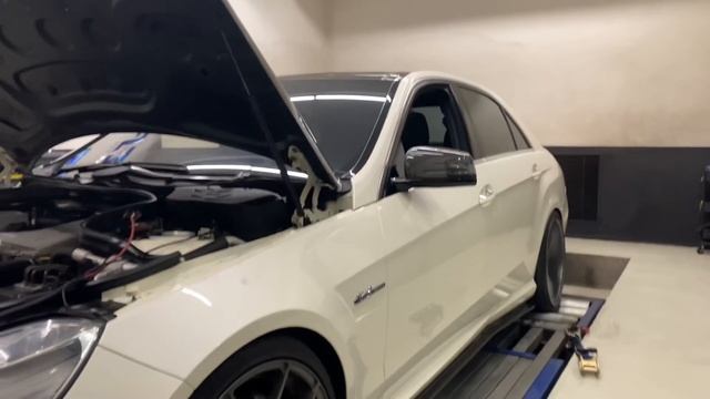 570HP Mercedes E63 AMG W212 6.2L V8 On DYNO! STOCK VS TUNE 50HP GAIN