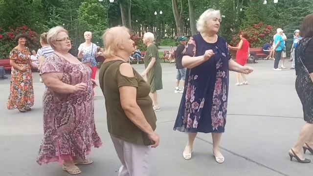 Мне до тебя пара шагов!!!??Танцы в парке Горького!!! Харьков 2021 смотреть онлайн