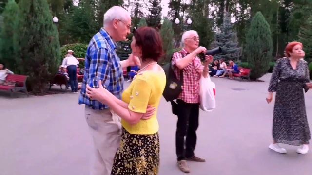 О ЛЮБВИ ТЕБЕ РАССКАЖУТ ЦВЕТЫ! ТАНЦЫ В ПАРКЕ ГОРЬКОГО ХАРЬКОВ СЧАСТЛИВЫЕ ДНИ смотреть онлайн