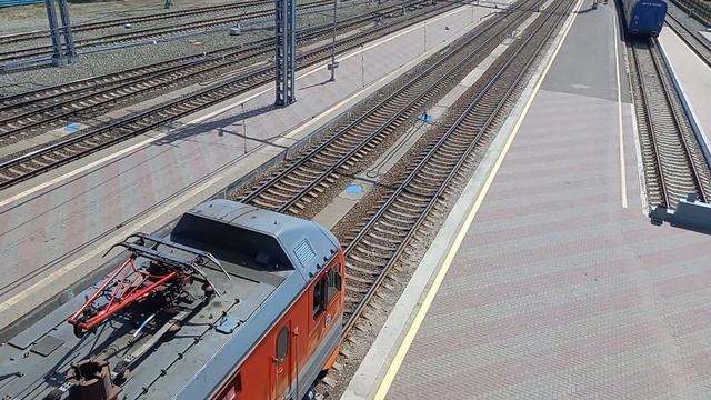 ЭП2К-028 отправляется со станции Омск-Пассажирский с поездом 95 Барнаул-Москва. смотреть онлайн
