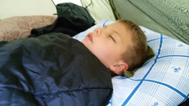 Богдан спит в палатке смотреть онлайн