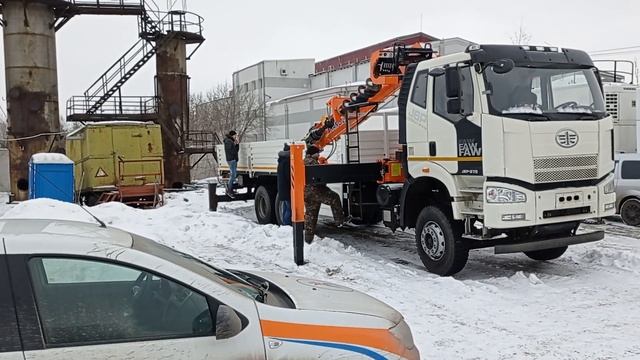 Фав Faw с КМУ Hangil 976+Бур Кран манипулятор. смотреть онлайн