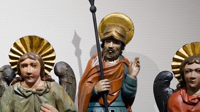 Спасенные боги. Распятие с предстоящими святыми и ангелами смотреть онлайн