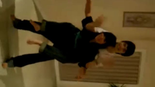 китайские девочки взяли на закорки своих парней