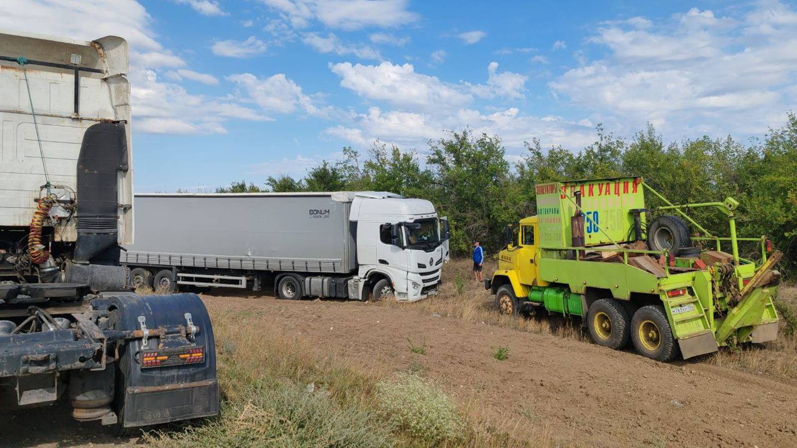 Работает грузовой эвакуатор. Эвакуируем фуру после аварии с Опелем. 8 937 536 30 36