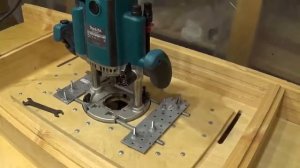 105. Бюджетный фрезерный стол из листа фанеры. Крепление фрезера, установка фрез, направляющие упор