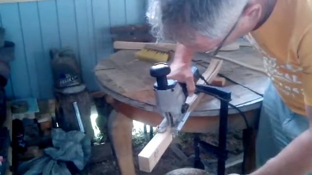 Как точнее распилить толстую доску лобзиком. смотреть онлайн