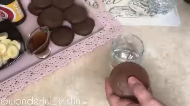 Шоколадно- банановый десерт в стакане с кленовым сиропом и кокосовой стружкой