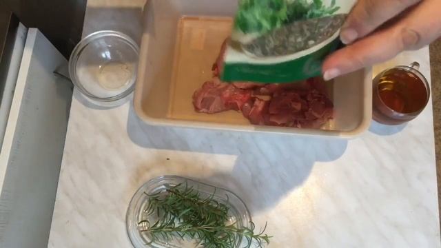 КРОЛИК ЗАПЕЧЁННЫЙ В ДУХОВКЕ С КАРТОФЕЛЕМ И РОЗМАРИНОМ смотреть онлайн