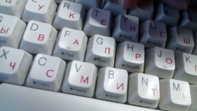 Чистка от пыли старой компьютерной клавиатуры Genius смотреть онлайн