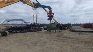 Забиваем сваи экскаватором Hyundai