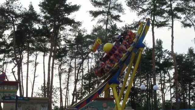 Аттракцион Диско качеля Парк Горького в Харькове Disco swing attraction Gorky Park Kharkov смотреть онлайн