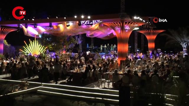 İş insanı Şule Alp düğününde özel taşlarla hazırlanan 70 kiloluk gelinlik giydi смотреть онлайн