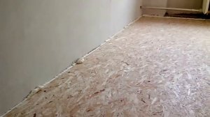 Запениваем щели пеной Макрофлекс между осб листами и стеной