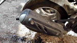 Хонда Дио 34 ,плюется маслом из глушителя.