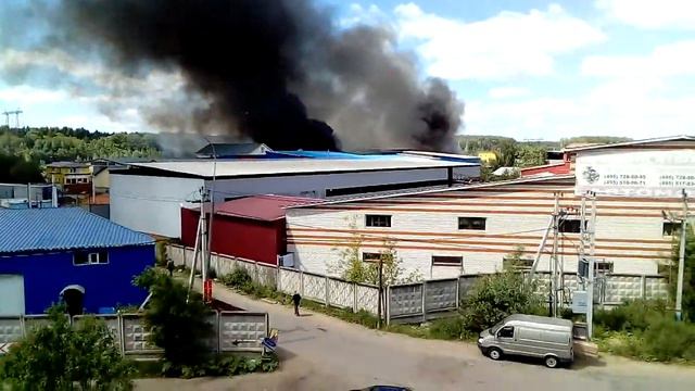 Пожар за разборкой на осташковском ш. Электрокомпонент горит смотреть онлайн