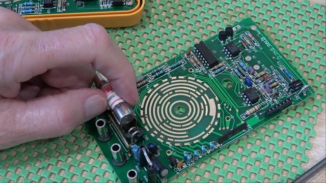 Quick Repair to My Multimeter. ISO-TECH IDM91 from RS Components. смотреть онлайн