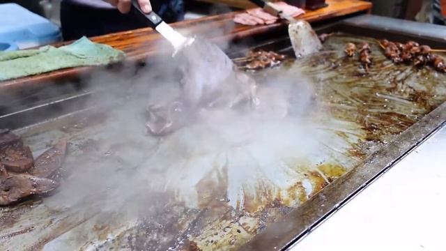 Японская уличная еда - Жареная свинина гормон-яки Теппанъяки смотреть онлайн