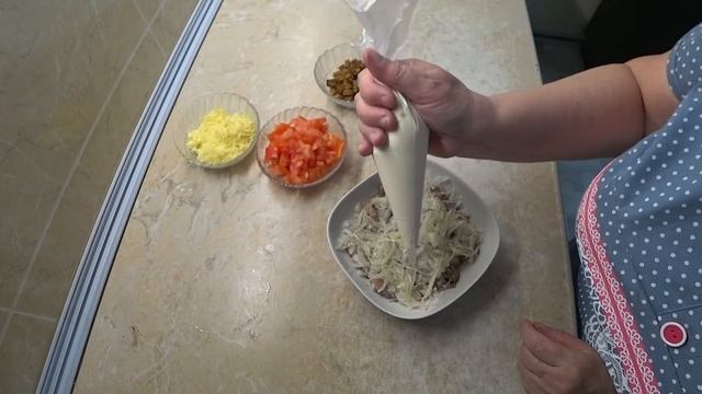 САЛАТ помидоры с селёдкой....Еда ДИАБЕТИКА Я его дольше пробовала, чем делала ? смотреть онлайн