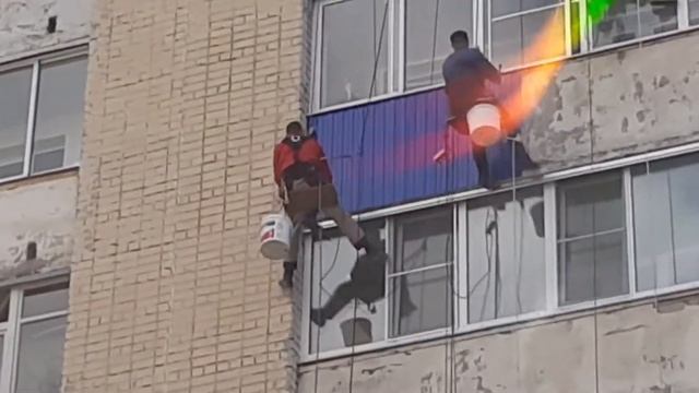 Киров. Скалолазы и ремонт дома. Висят на веревочках, будто игрушечные куклы смотреть онлайн