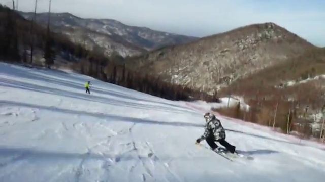 Спуск с г.Гладенькая на лыжах. Нижняя трасса смотреть онлайн