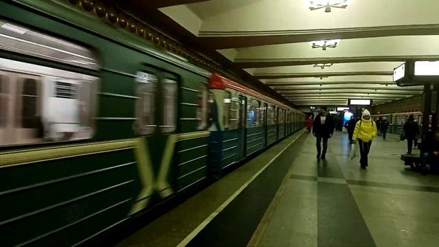 Метропоезд Номерной прибывает на станцию Марьино. смотреть онлайн
