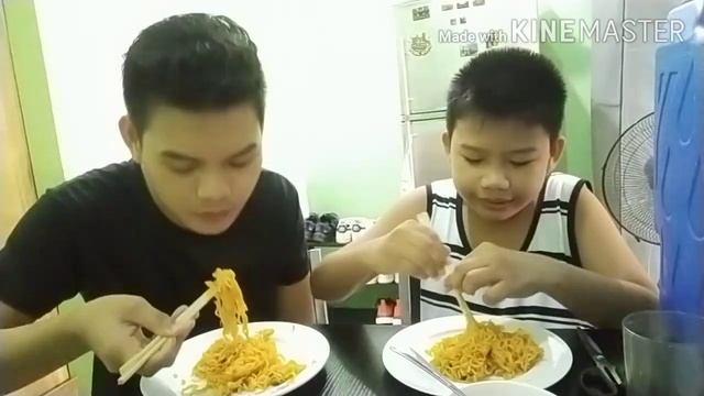 SAMYANG CHALLENGE USING CHOPSTICKS||Kuya Derek and Sean смотреть онлайн