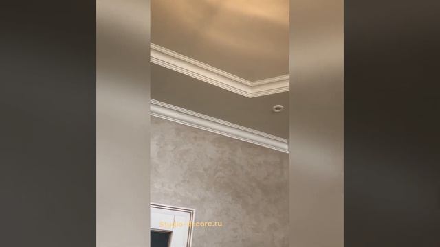 Нанесение Декоративной штукатурки под Шелк. Установка карнизов Orac. Покраска потолков. смотреть онлайн